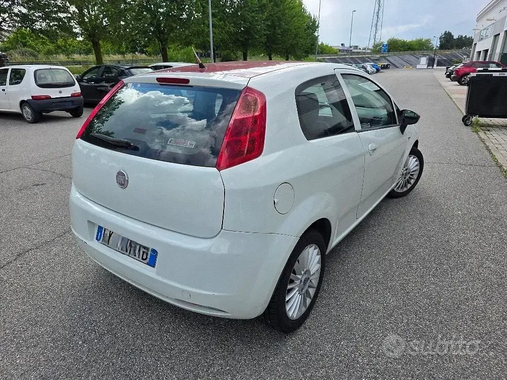 Usado Fiat Grande Punto 77 HP (56 kW) 2011 Branco Citadino