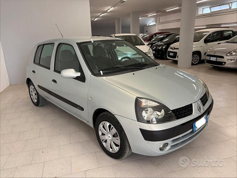 Usata Renault Clio II 75 CV (55 kW) 2003 Grigio Berlina