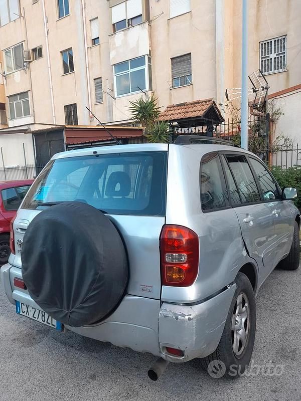 Second-hand Toyota RAV4 128 CP (94 kW) 2005 Gri SUV