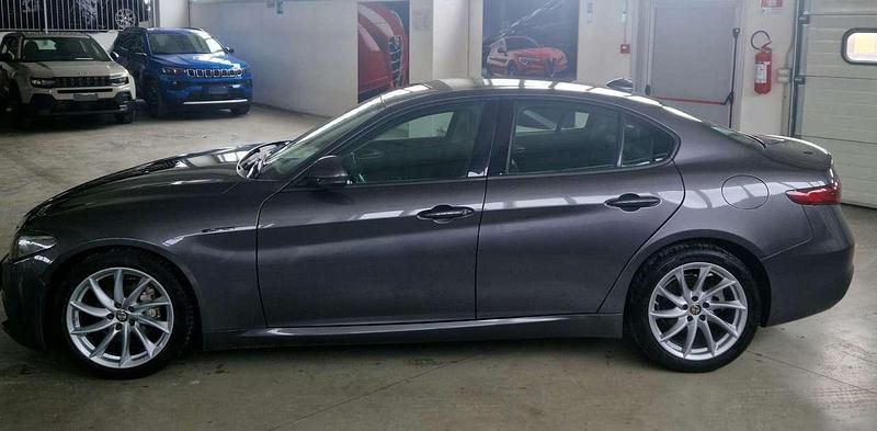 Używany Alfa Romeo Giulia Super 180 KM (132 kW) 2017 Szary Sedan/Limuzyna