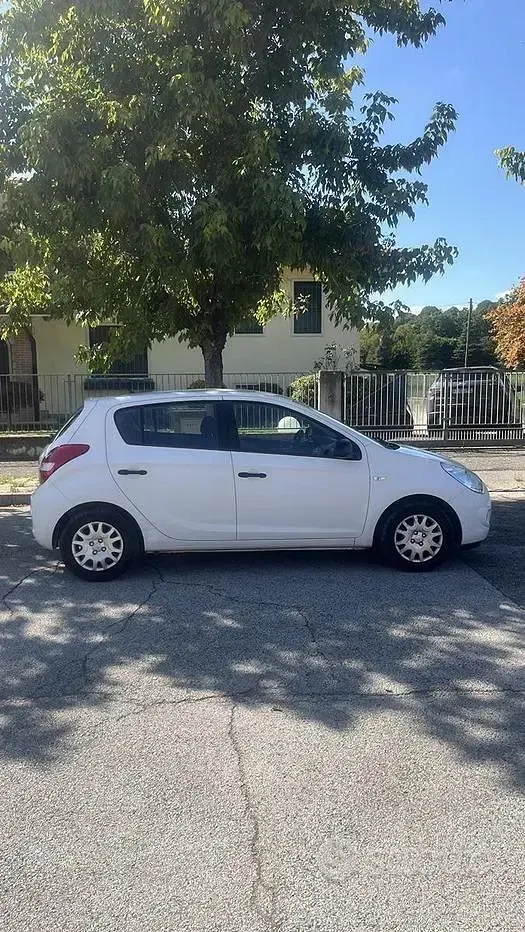 Usata Hyundai i20 85 CV (62 kW) 2012 Bianco Utilitaria