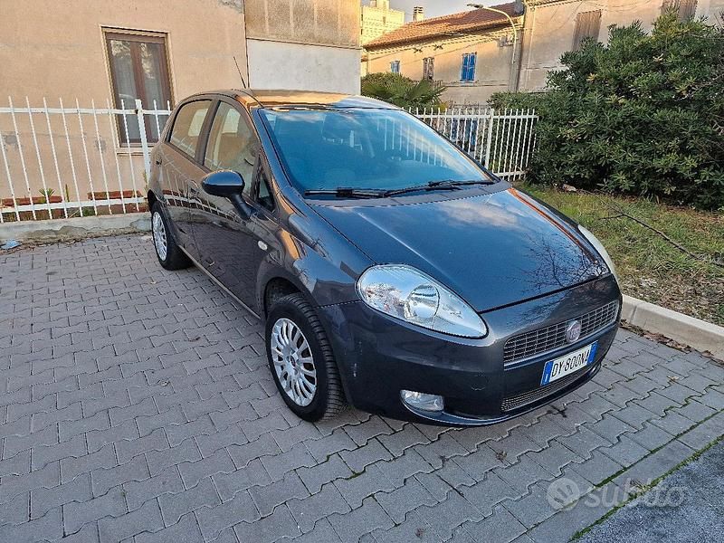 Grigio Usata 2010 Fiat Punto Due volumi | 1500 € (Buon prezzo) - Immagine 1/4