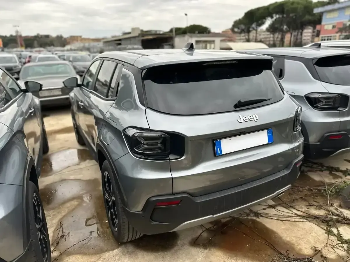 Usado Jeep Avenger Summit 110 CV (80 kW) 2025 Gris SUV