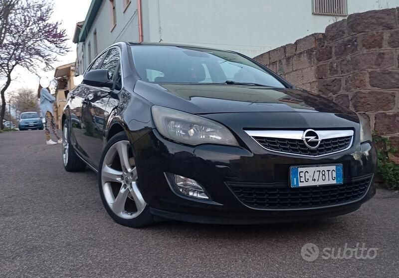 Nero Usata 2011 Opel Astra Tre volumi | 2900 € (Ottimo prezzo) - Immagine 1/4