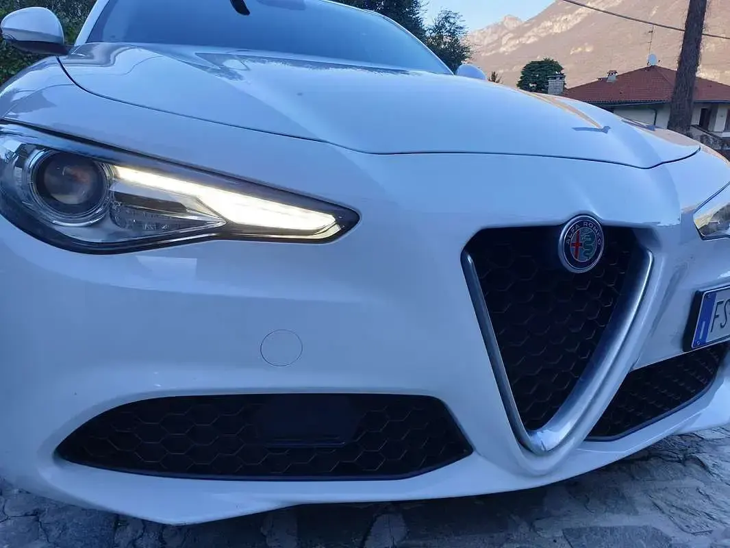 Usata Alfa Romeo Giulia Super 179 CV (131 kW) 2018 Bianco Berlina