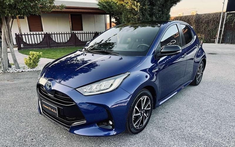 Usata Toyota Yaris Hybrid Lounge 92 CV (67 kW) 2021 Blu/azzurro Berlina