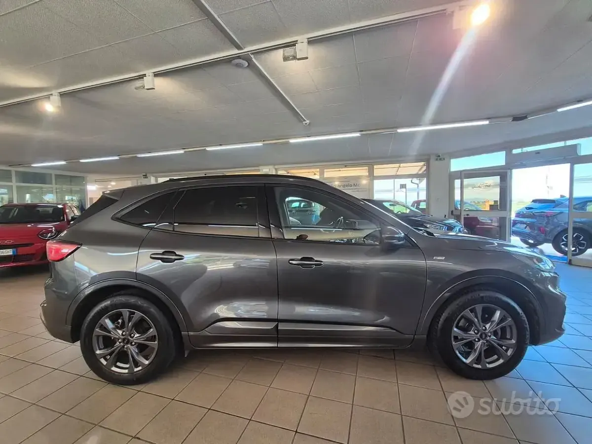Usata Ford Kuga ST-Line 120 CV (88 kW) 2022 Grigio SUV