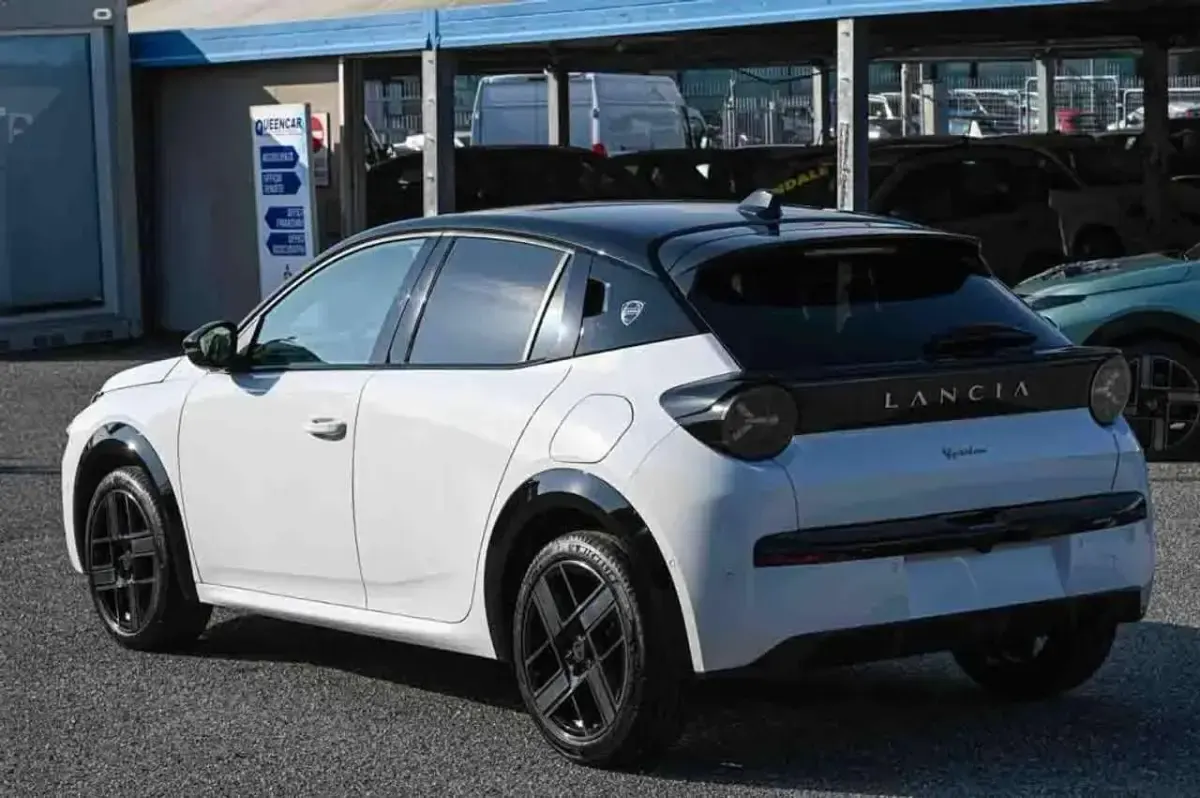 Nuova Lancia Ypsilon 101 CV (74 kW) 2025 Bianco Utilitaria