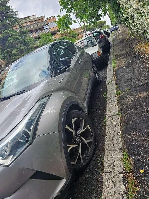 Begagnad Toyota C-HR Lounge 98 HK (72 kW) 2017 SUV