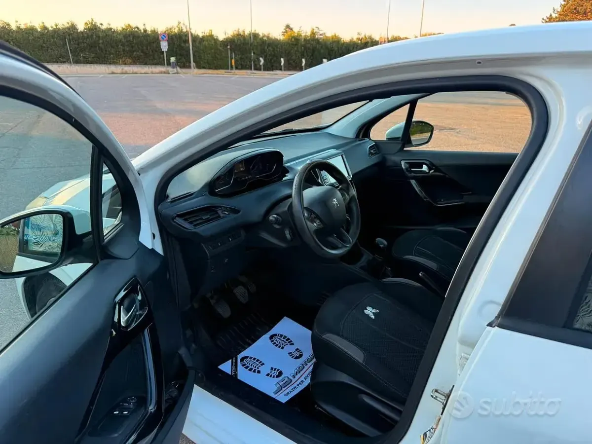 Usata Peugeot 208 91 CV (66 kW) 2015 Bianco Utilitaria