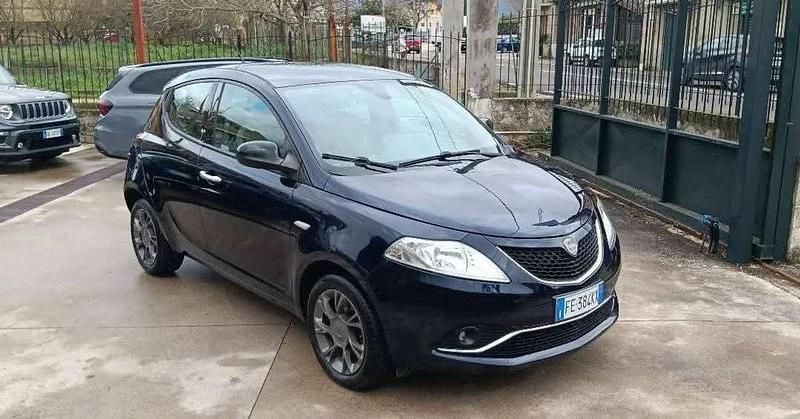Usata Lancia Ypsilon Gold 95 CV (69 kW) 2016 Blu/azzurro Utilitaria