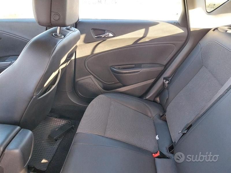 Usata Opel Astra 130 CV (95 kW) 2012 Bianco Berlina