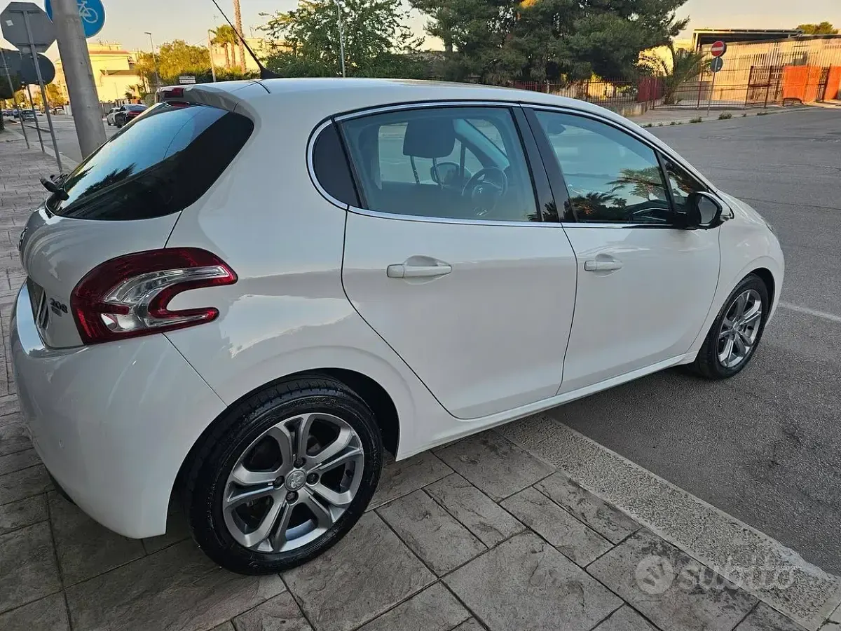 Usata Peugeot 208 Allure 92 CV (67 kW) 2014 Bianco Utilitaria