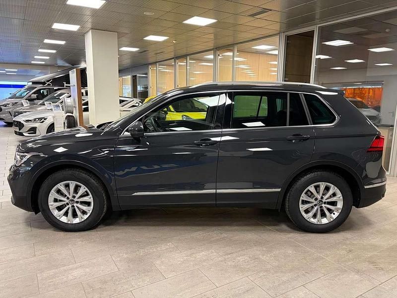 Usata VW Tiguan Life 150 CV (110 kW) 2022 Grigio scuro metallizzato SUV