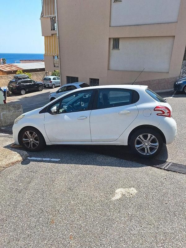Usata Peugeot 208 Active 82 CV (60 kW) 2014 Bianco Utilitaria