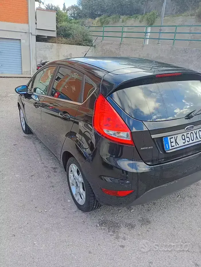 Usata Ford Fiesta 70 CV (51 kW) 2012 Nero Berlina