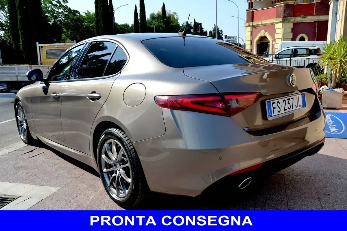Usata Alfa Romeo Giulia Super 179 CV (131 kW) 2018 Grigio Berlina