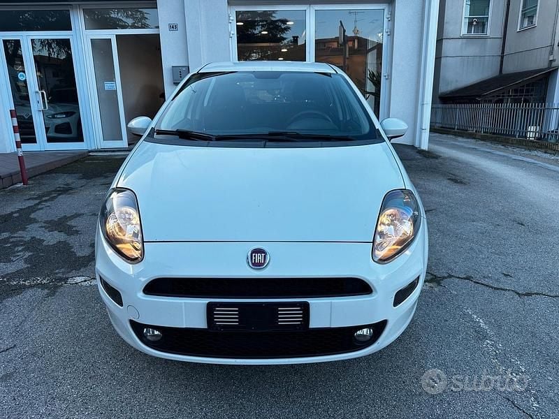 Usata Fiat Punto Young 77 CV (56 kW) 2015 Bianco Utilitaria