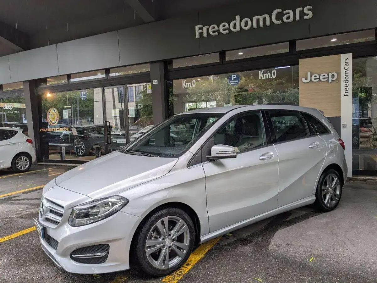 Usata Mercedes B180 Premium 109 CV (80 kW) 2016 Grigio Monovolume