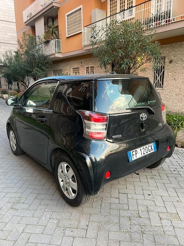 Käytetty Toyota iQ 68 HP (50 kW) 2009 Musta Viistoperä