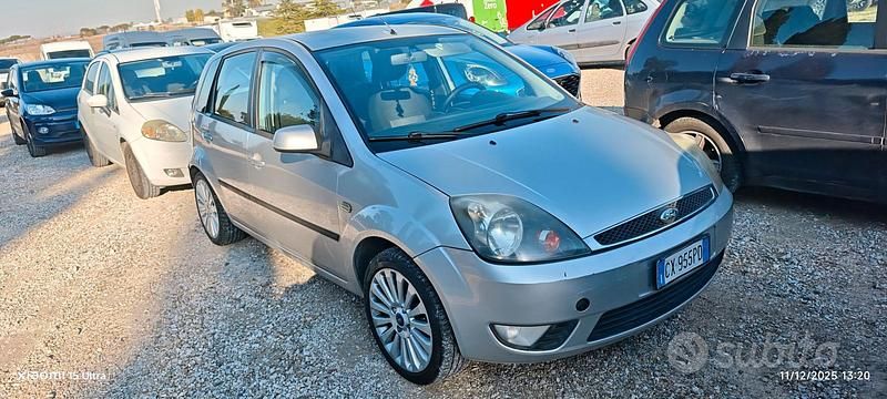 Usata Ford Fiesta Ghia 68 CV (50 kW) 2005 Grigio Berlina