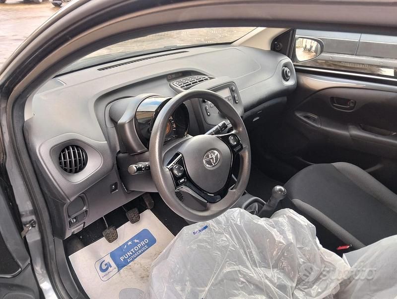 Usata Toyota Aygo Connect Style 72 CV (52 kW) 2021 Grigio Utilitaria
