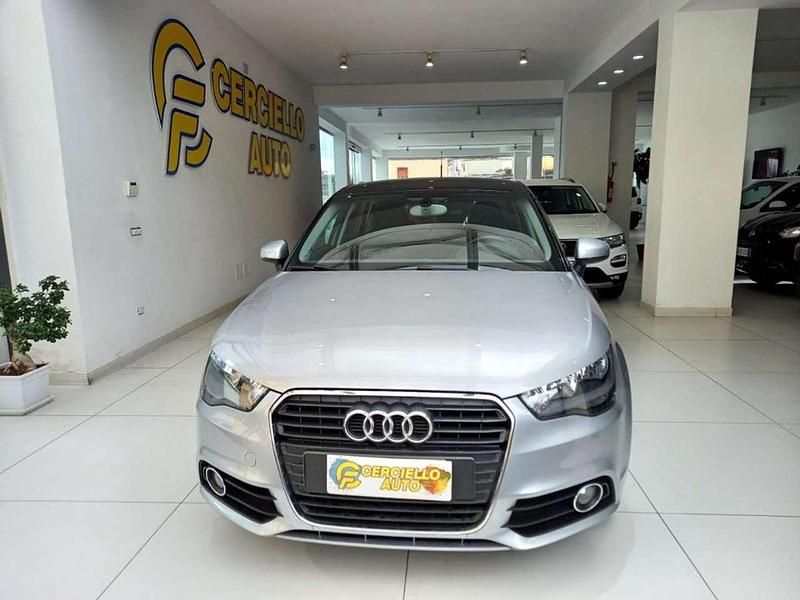 Grigio/nero metallizzato Usata 2014 Audi A1 Attraction Tre volumi | 10.900 € (Buon prezzo) - Immagine 1/4