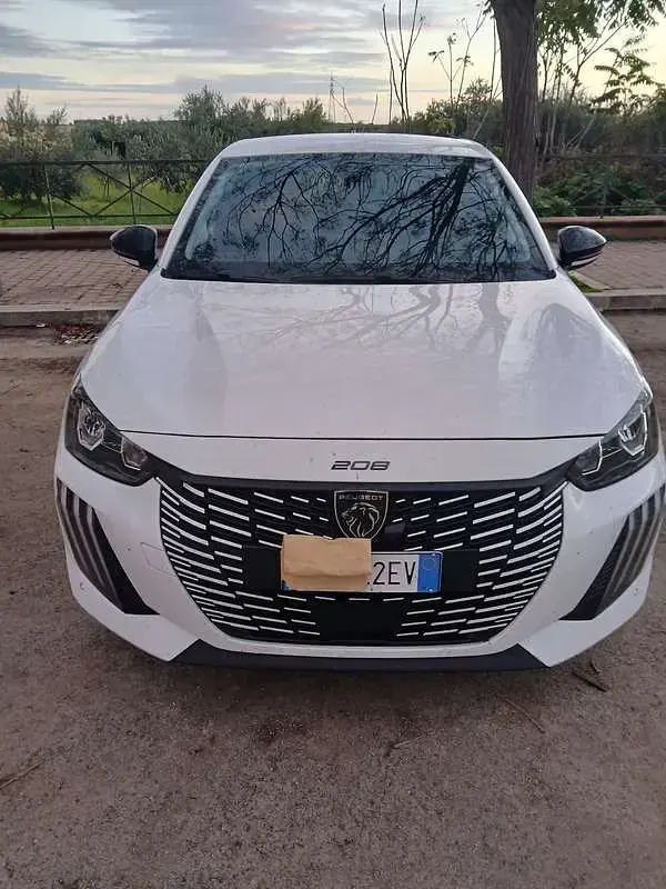 Usata Peugeot 208 Allure 101 CV (74 kW) 2025 Utilitaria