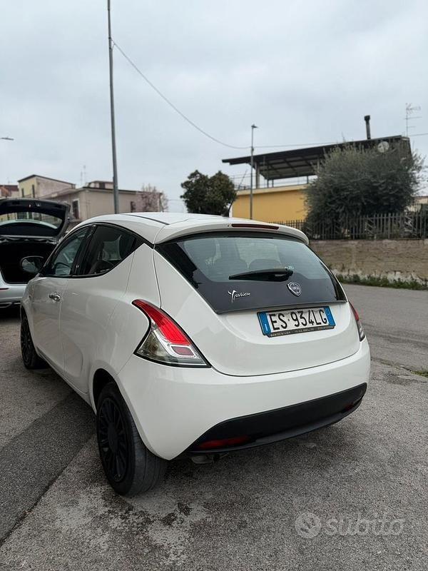 Usata Lancia Ypsilon 69 CV (50 kW) 2013 Bianco Utilitaria