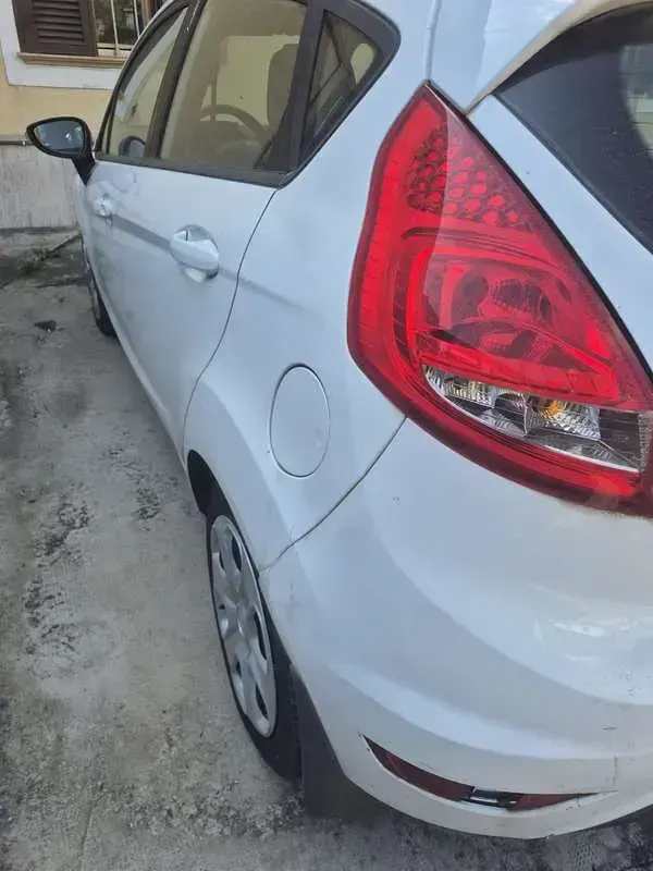 Usata Ford Fiesta 60 CV (44 kW) 2012 Berlina