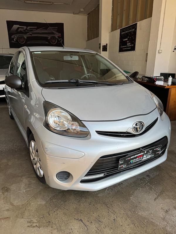 Argento Usata 2013 Toyota Aygo Connect Style Due volumi | 4250 € (Ottimo prezzo) - Immagine 1/4