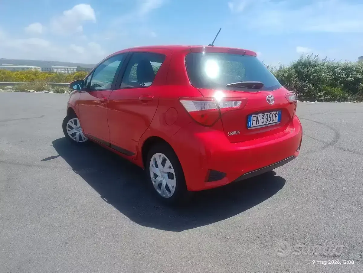 Begagnad Toyota Yaris 69 HK (50 kW) 2018 Röd Sedan