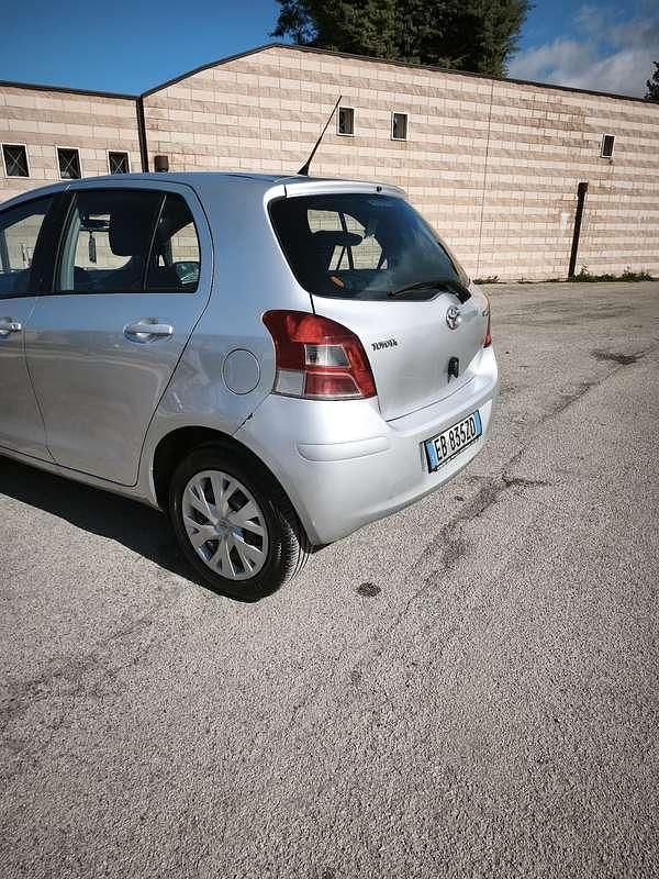 Usata Toyota Yaris Sol 90 CV (66 kW) 2010 Utilitaria