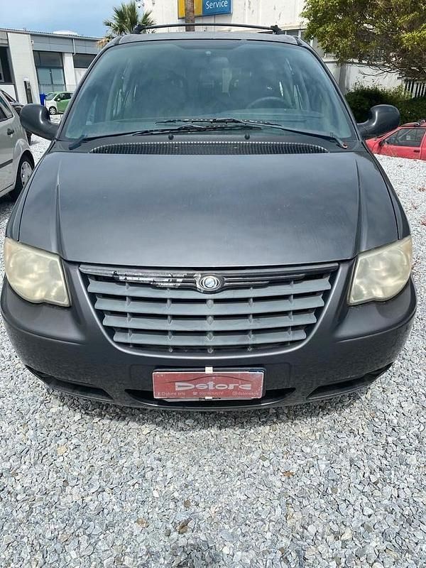 Usata Chrysler Voyager 150 CV (110 kW) 2004 Grigio Monovolume