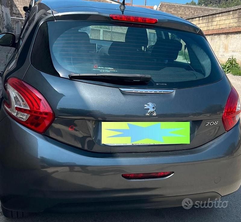 Usata Peugeot 208 Active 68 CV (50 kW) 2015 Grigio Utilitaria