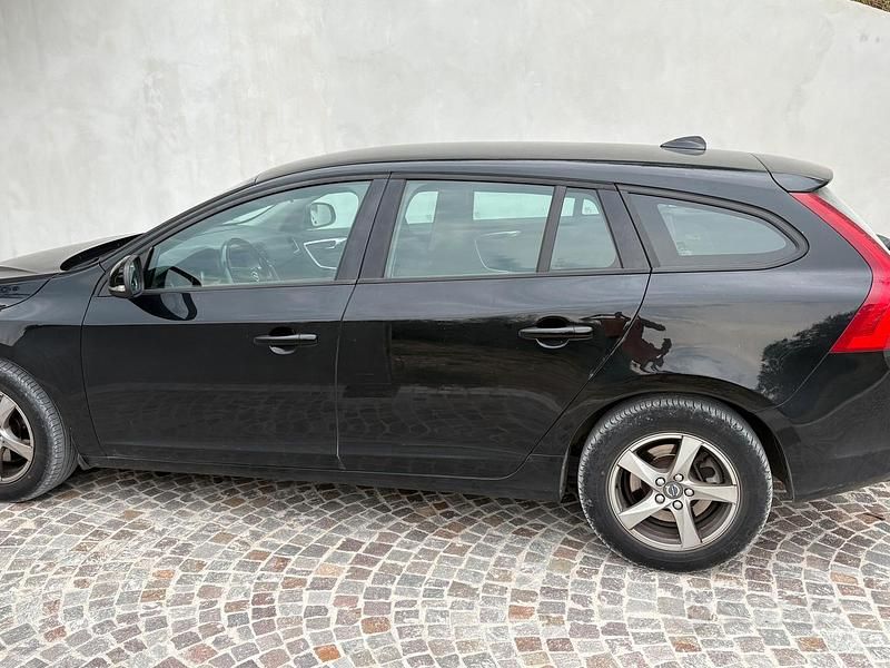 Usata Volvo V60 190 CV (139 kW) 2016 Nero Station wagon