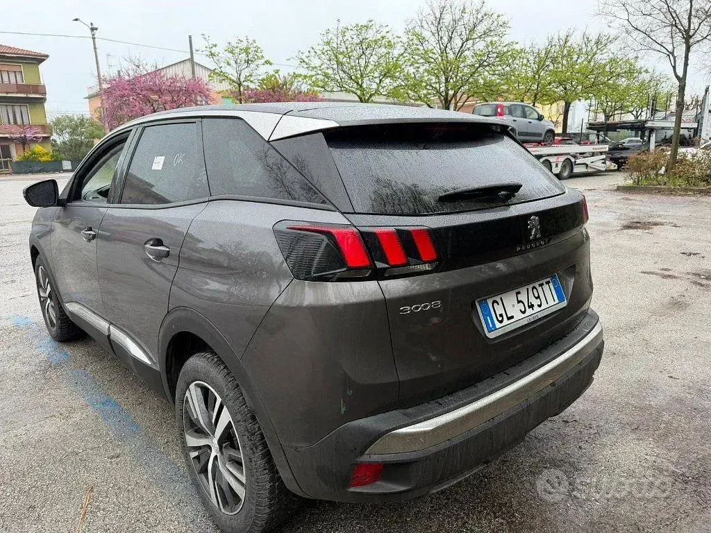 Begagnad Peugeot 3008 Allure 131 HK (96 kW) 2022 Grå SUV