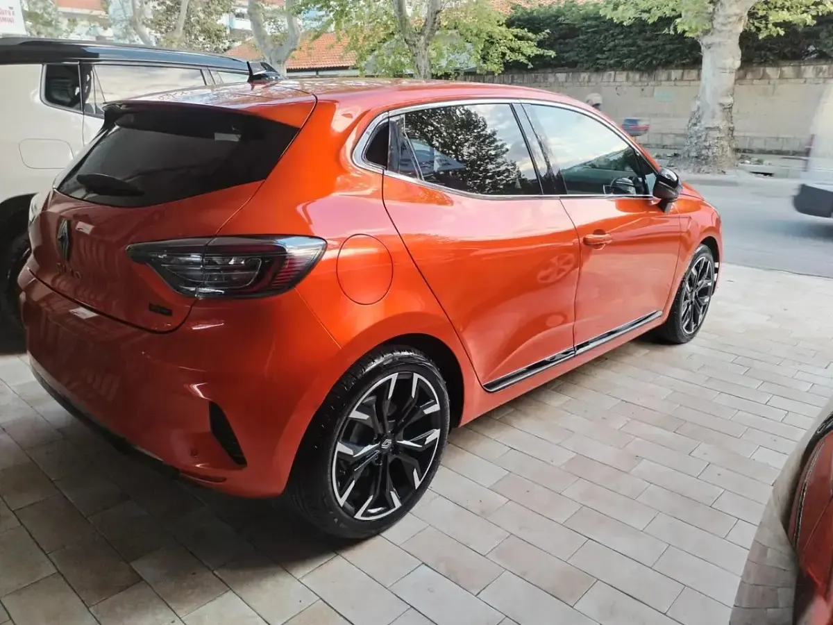 Usata Renault Clio V Techno 93 CV (68 kW) 2024 Arancione Berlina