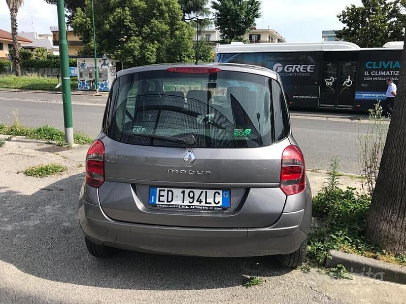 Käytetty Renault Modus 75 HP (55 kW) 2011 Harmaa Tila-auto
