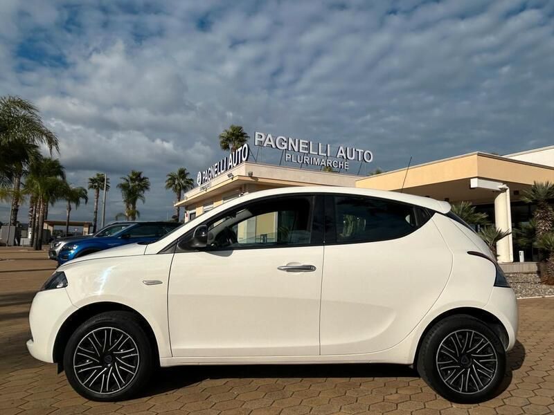 Usata Lancia Ypsilon Gold 69 CV (50 kW) 2022 Bianco Utilitaria