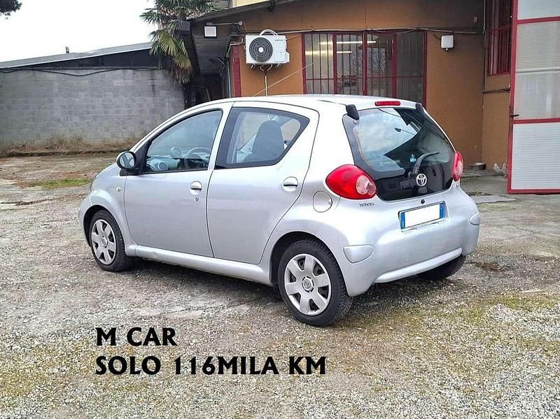 Usata Toyota Aygo 68 CV (50 kW) 2006 Argento Utilitaria