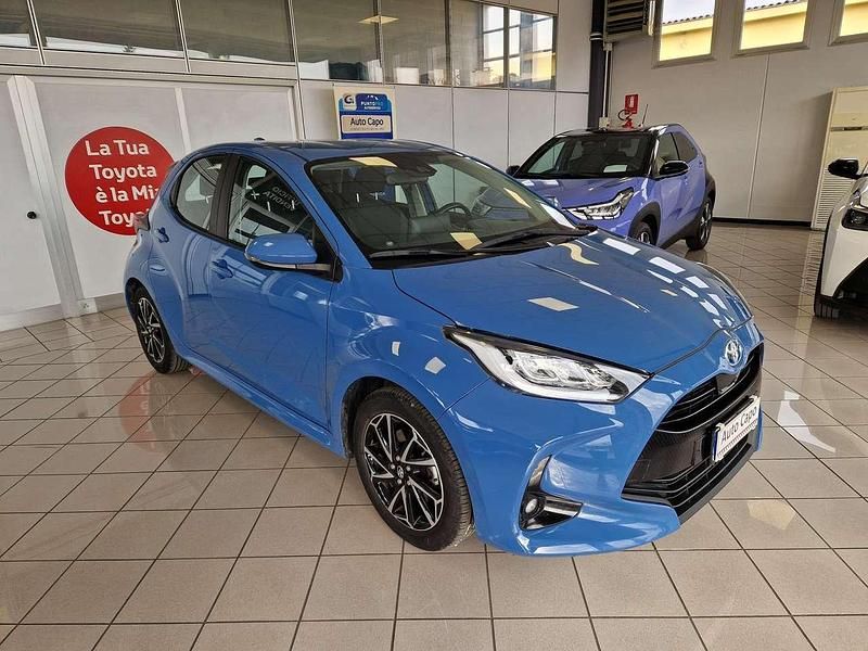 Usata Toyota Yaris Hybrid Trend 92 CV (67 kW) 2022 Urban blu Berlina