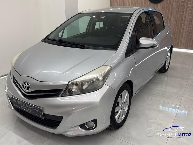 Usata Toyota Yaris 90 CV (66 kW) 2013 Grigio Utilitaria
