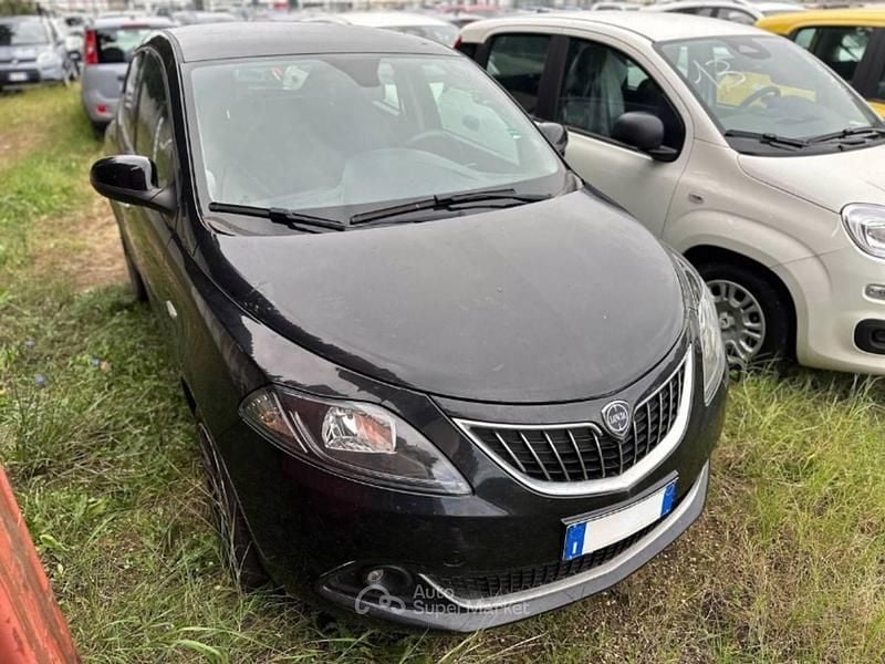 Usado Lancia Ypsilon Gold 70 HP (51 kW) 2023 Preto Citadino