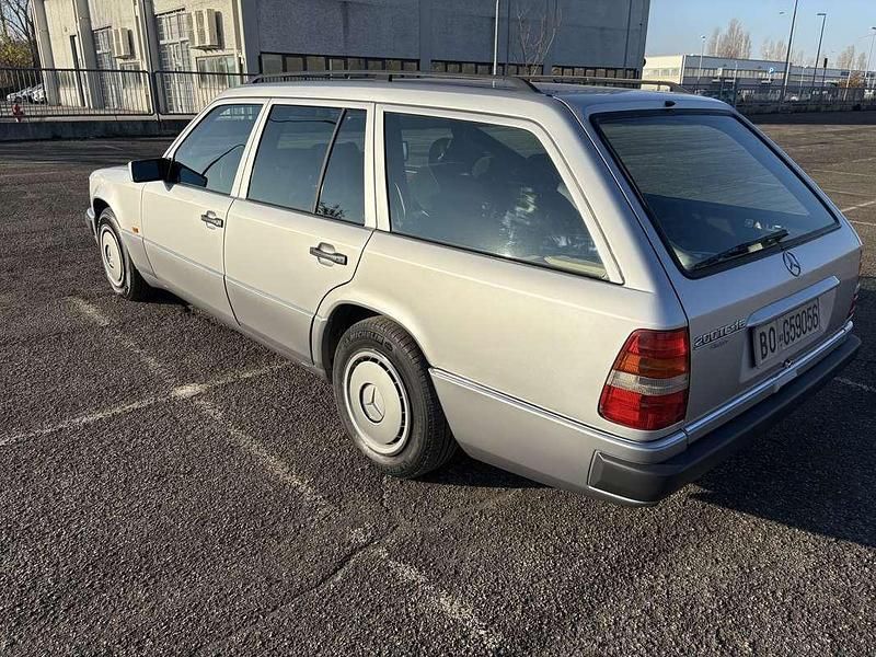 Usata Mercedes E200 136 CV (100 kW) 1993 Argento Station wagon