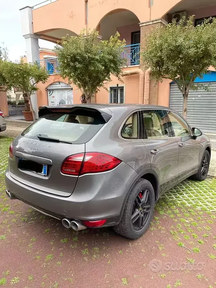 Usata Porsche Cayenne 245 CV (180 kW) 2011 Grigio SUV