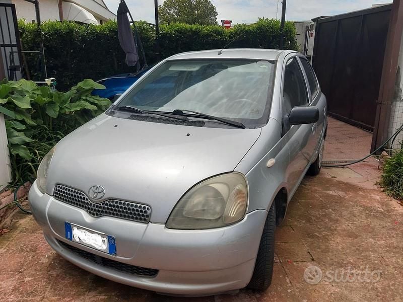 Usata Toyota Yaris 2002 Grigio Berlina
