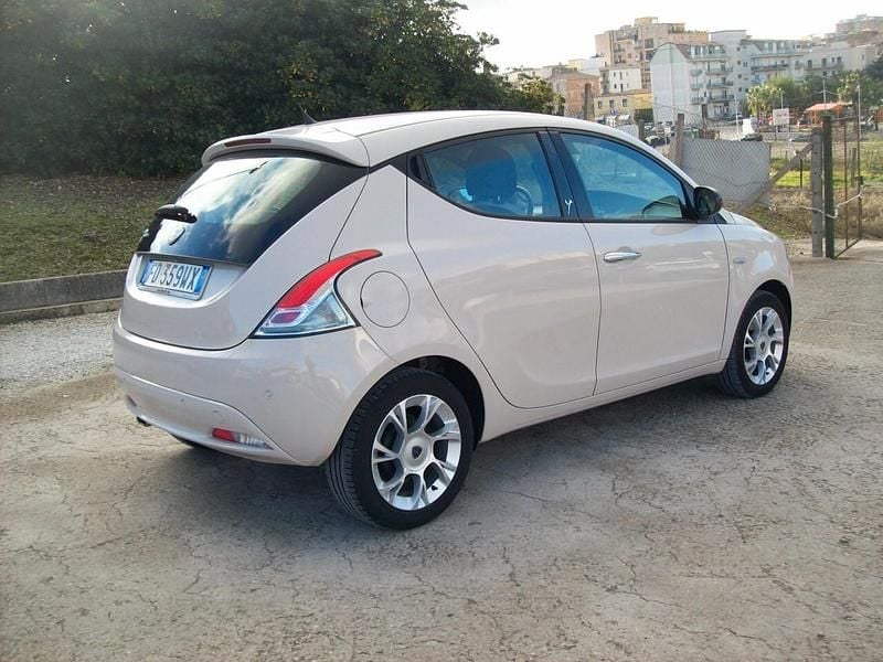 Usata Lancia Ypsilon Gold 95 CV (69 kW) 2016 Beige Utilitaria
