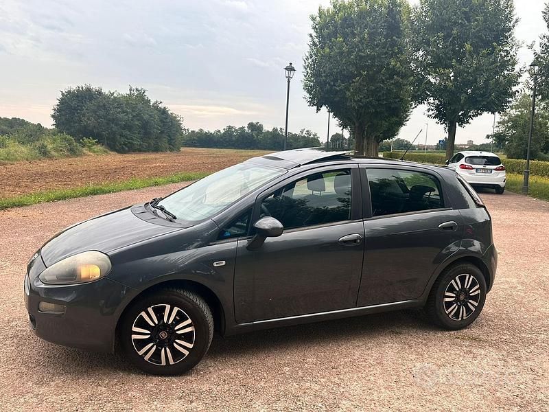 Grigio Usata 2014 Fiat Grande Punto Due volumi | 4000 € (Buon prezzo) - Immagine 1/4