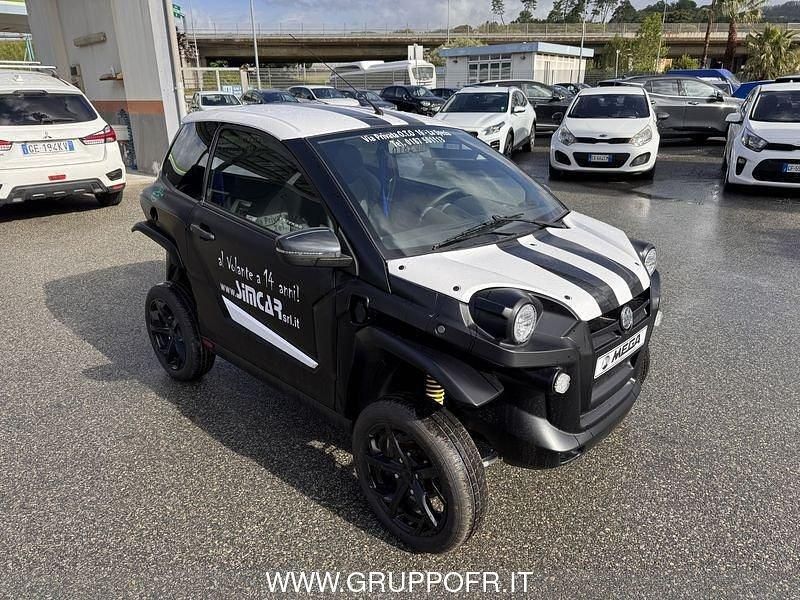 Nuova Aixam e-Scouty 2026 Bianco / tetto nero Utilitaria